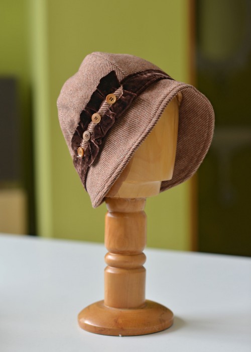 Μάλλινο ανοιχτό καφέ cloche καπέλο με βολάν
