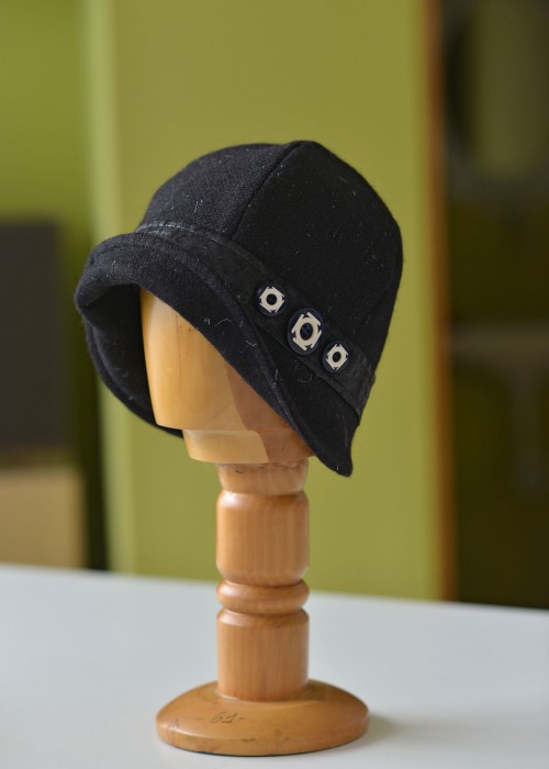 Mάλλινο μπλέ - μαύρο cloche καπέλο με κουμπιά