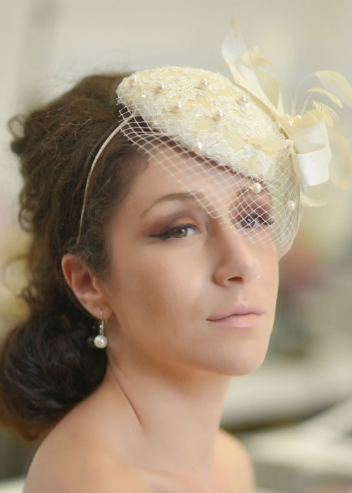 Bridal fascinator hat with veil