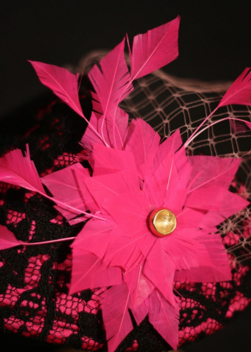 Ρόζ σατέν fascinator hat σε σχήμα καρδίας με δαντέλα