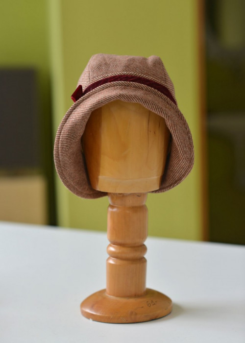 Μάλλινο ανοιχτό καφέ Cloche καπέλο με φιόγκο