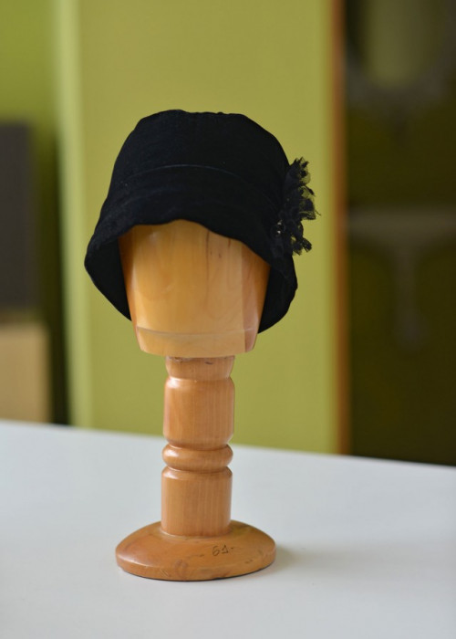 Βελούδινο μαύρο turban καπέλο με τούλι και στράς