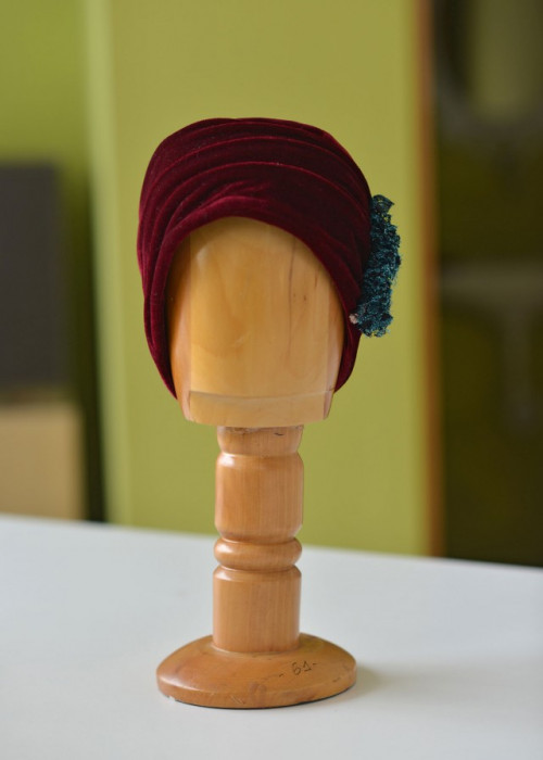 Βελούδινο κόκκινο turban καπέλο με δαντέλα και χάντρες