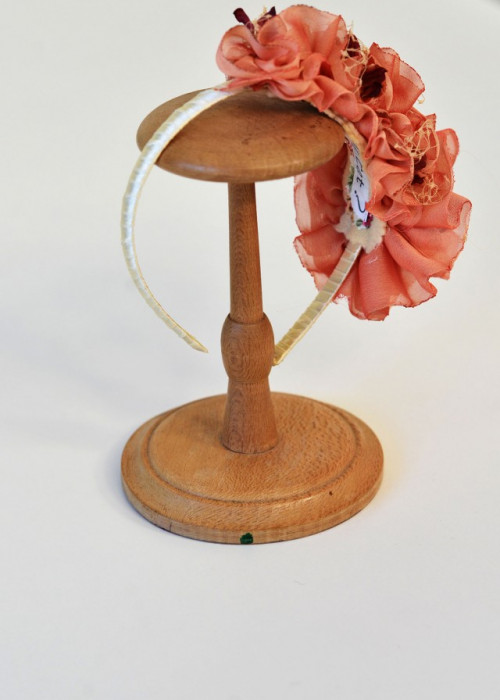 Σομόν headpiece με λουλούδια στερεωμένο σε στέκα