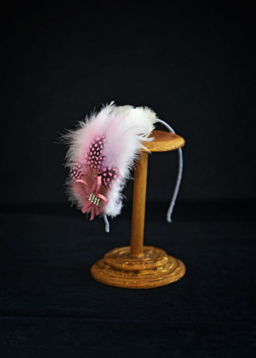 White pink headpiece with feathers and strass mounted on headband 