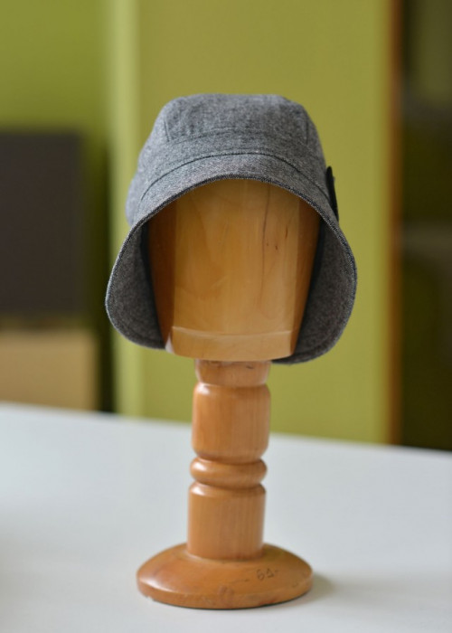 Mάλλινο γκρί – μολυβί cloche καπέλο με αγκράφα