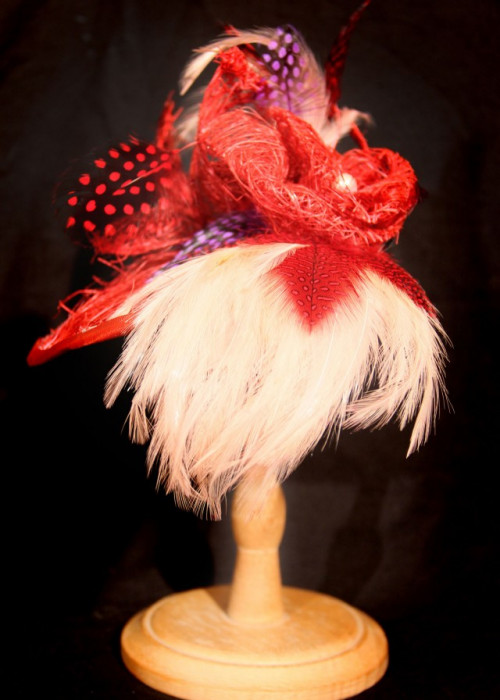 Κόκκινο  fascinator hat με λουλούδι και φτερά