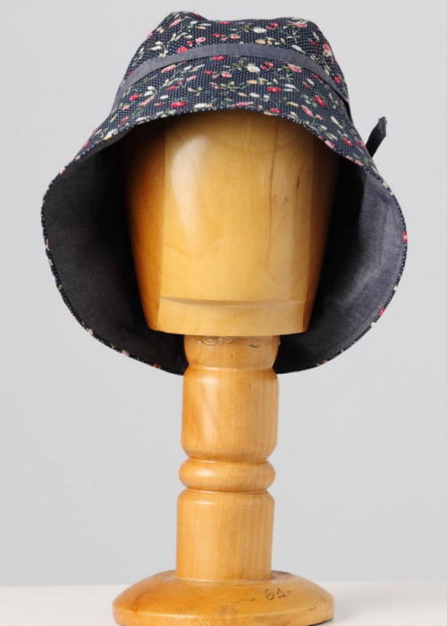 Καλοκαιρινό μπλέ-ρόζ cloche καπέλο με φιόγκο
